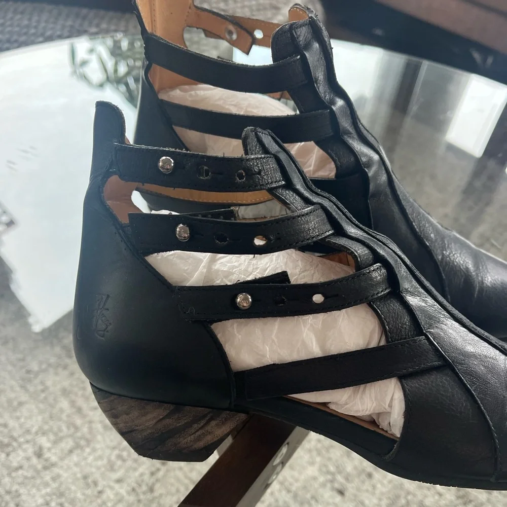 John Fluevog Truth Bekkie Black
Strappy Leather Gorh Designer Ankle Boots Sz 8 - Picture 11 of 14